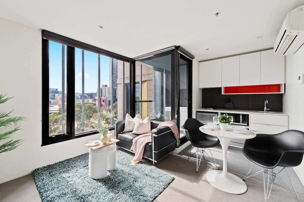 A Comfy Apt Right Next to Queen Victoria Market
