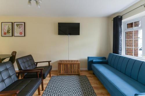 Location Location Location! Sleeps 5 with Parking - Tap to explore photos