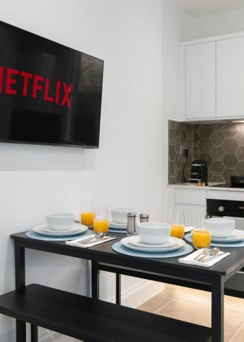 Modern 2 bed en-suite Chelsea - Tap to explore photos