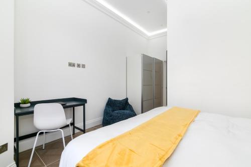 Modern 2 bed en-suite Chelsea - Tap to explore photos