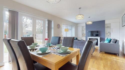 Immaculate 4-Bed House in Romford - Tap to explore photos