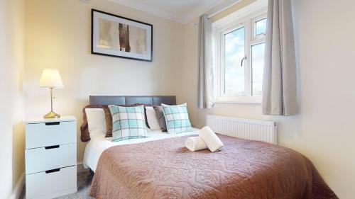 Immaculate 4-Bed House in Romford - Tap to explore photos