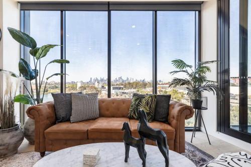 Hip Condo on Maribyrnong River Cityscape Views! - Tap to explore photos
