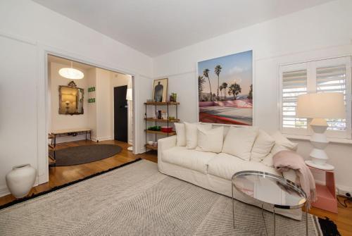 Charnwood Charm in St Kilda - Tap to explore photos