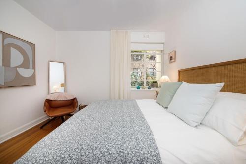 Charnwood Charm in St Kilda - Tap to explore photos