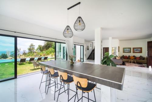 Karon Horizon: Coastal Charm Villa - Tap to explore photos