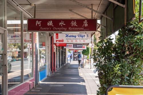 Convenience and Comfort in Carnegie - Tap to explore photos