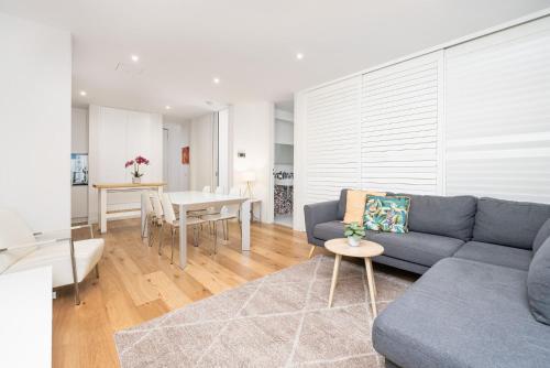 Convenience and Comfort in Carnegie - Tap to explore photos