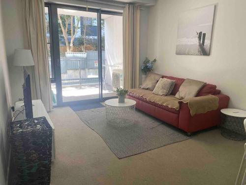 Roomy one bedroom plus extra bed - Tap to explore photos
