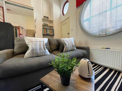 Gorgeous and Cosy 2 Bed Apartment in Central Fulham - Tap to explore photos