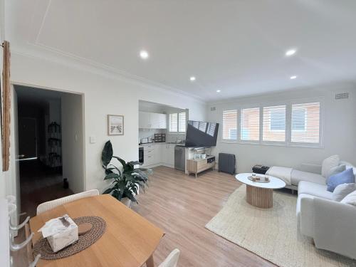 Coogee Sunrise shared Apt with Parking & Work Desk Room Type - Queen Room with Shared Bathroom