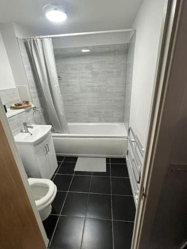 Modern 1 bed flat - Minutes from Newbury Park Station - Tap to explore photos