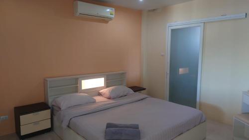 Palm Breeze 1-Bedroom Apartment - Tap to explore photos