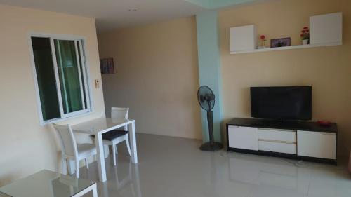 Palm Breeze 1-Bedroom Apartment - Tap to explore photos