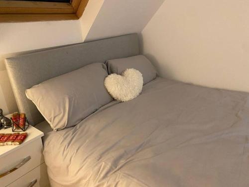 Lovely Sleep 4 Apartment in London SB6 - Tap to explore photos