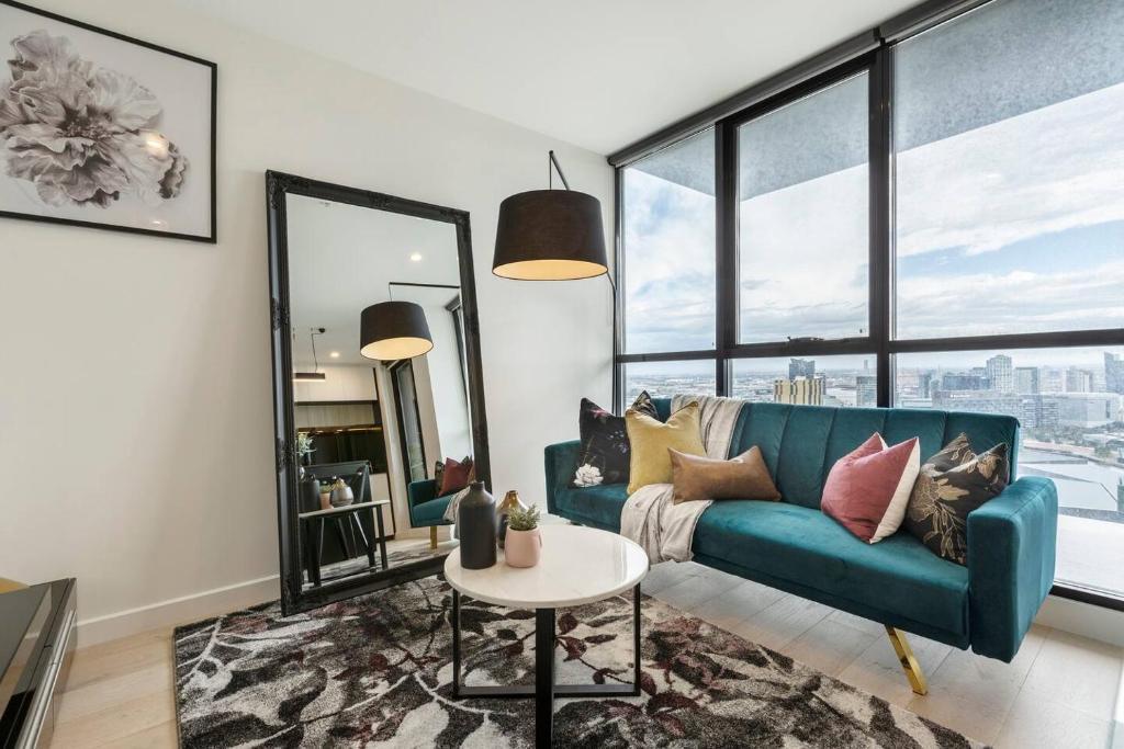Stylish Southbank Apt Sweeping Bay & City Views - Tap to explore photos