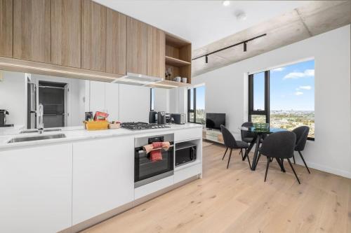New, Stylish, Stunning Views, Pool, Gym, Rooftop