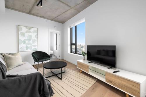 New, Stylish, Stunning Views, Pool, Gym, Rooftop - Tap to explore photos