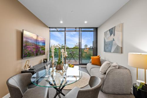Parkside perfection next to CBD with Free Parking - Tap to explore photos