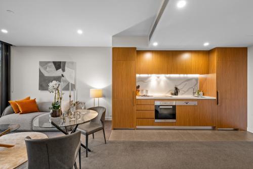 Parkside perfection next to CBD with Free Parking - Tap to explore photos