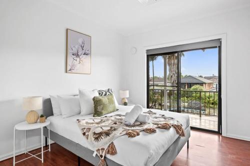 Cozy Private Double Room - Near Stations & Shops - Shared Bathroom - Tap to explore photos