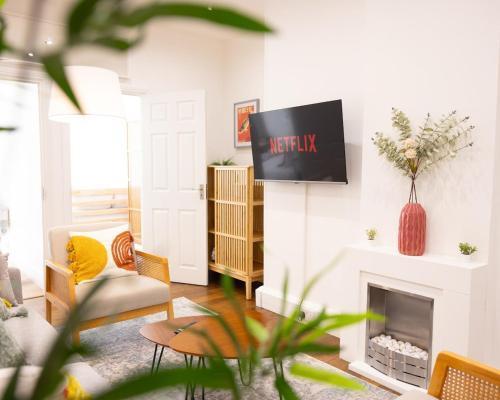 Bright and Cosy home 100m from Trafalgar Square - Tap to explore photos