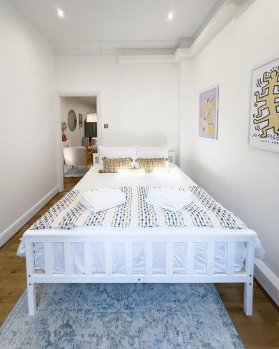 Bright and Cosy home 100m from Trafalgar Square - Tap to explore photos