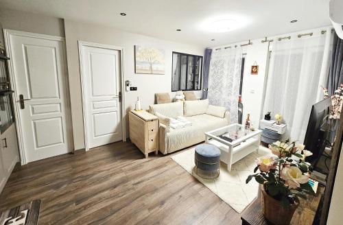 Apartment - Sleeps 4 - Balcony - Near Metro Stn - Tap to explore photos