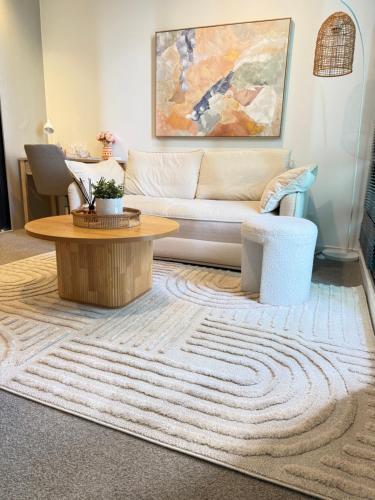 Lonsdale St Luxury CBD Family Apartment with FREE PARKING - Tap to explore photos