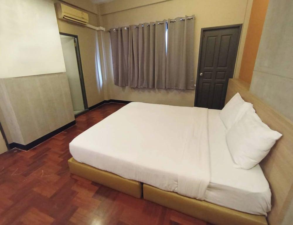 GO INN Silom BTS Surasak Room Type - Room, 1 Double Bed, Shared Bathroom