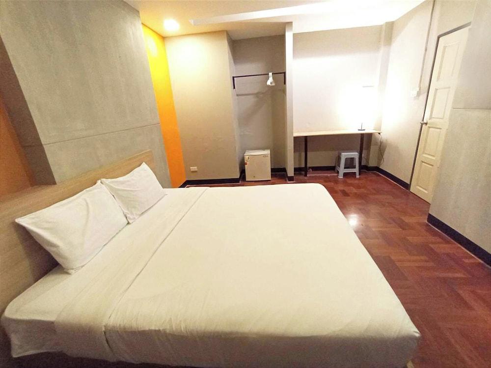 GO INN Silom BTS Surasak Room Type - Studio, 1 Double Bed, Shared Bathroom