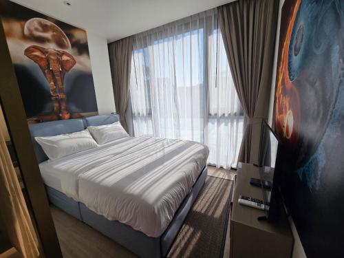 Edge Central Pattaya 2BR Balcony Garden View Infinity Pool & Central Location - Tap to explore photos