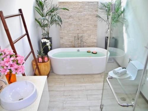 Rawai Beach Private Pool Villa -3 Bedrooms - Tap to explore photos