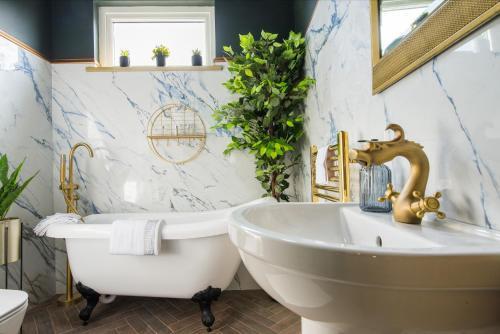 Lux Versace 1 Bed, Hot Tub, Pool Table, Sky Tv - Tap to explore photos