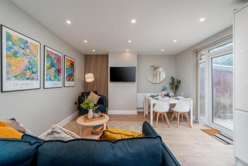 Edgeware Home 4 Bedroom House-Free Parking - Tap to explore photos