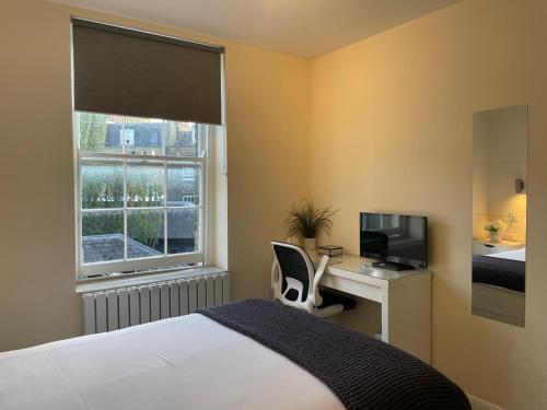 Grays Inn Road - Room 3 - Tap to explore photos