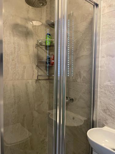 Grays Inn Road - Room 3 - Tap to explore photos