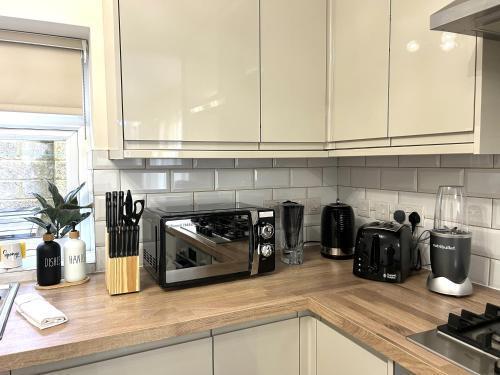 Modern 3-Bedroom 2-Bathroom Flat with Garden at Hanwell - Tap to explore photos