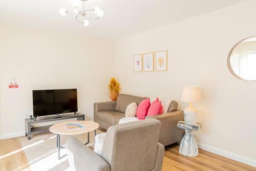 Modern 3-Bedroom 2-Bathroom Flat with Garden at Hanwell - Tap to explore photos