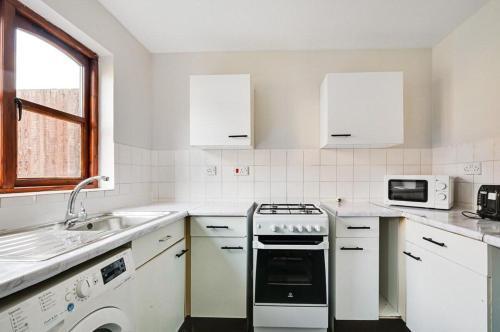 Luxe 2 bed house in London - Free parking - Tap to explore photos