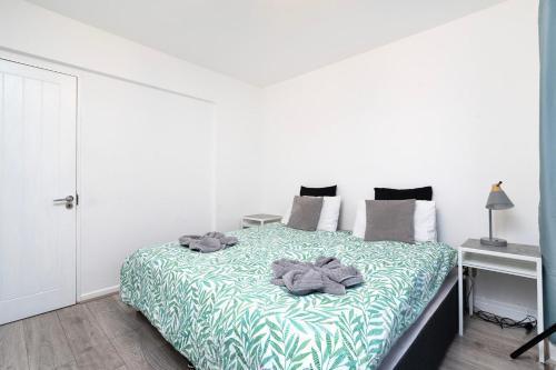 Large 4 bedroom house with parking available - Tap to explore photos