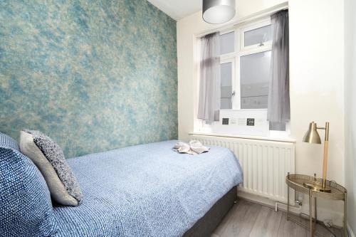 Large 4 bedroom house with parking available - Tap to explore photos