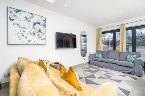 Large 4 bedroom house with parking available - Tap to explore photos