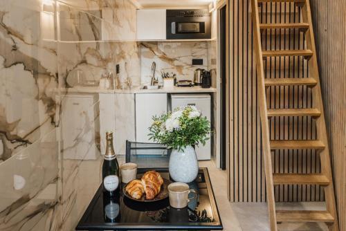 Cosy room inside Batignolles - L60 - Tap to explore photos
