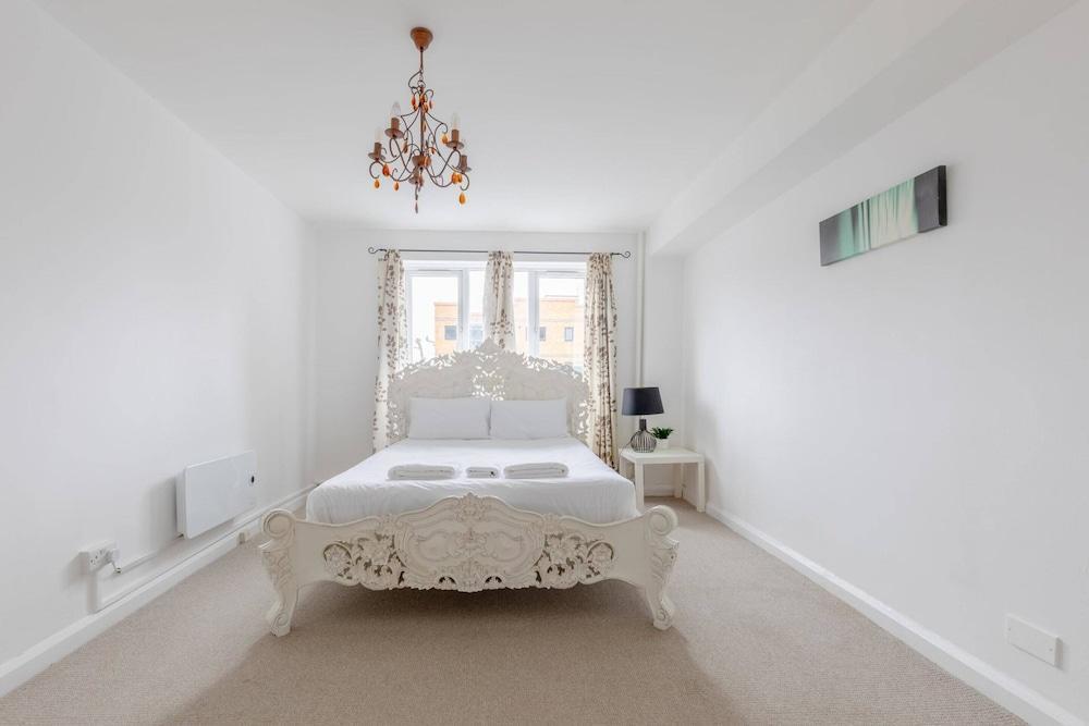 Well Located 2BD Flat 20 Mins to Tower Bridge! - Tap to explore photos