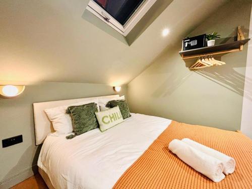 London Luxury Mezzanine Studio Flats next Hackney Central - Tap to explore photos