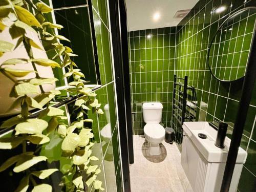 London Luxury Mezzanine Studio Flats next Hackney Central - Tap to explore photos