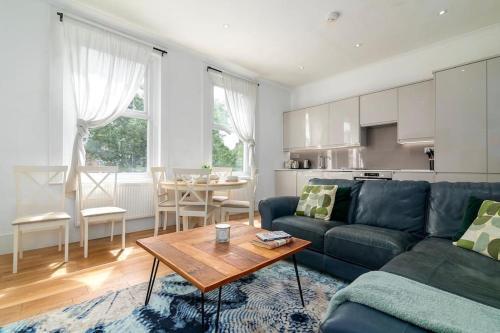Modern Spacious 2 Bedroom Flat near Richmond Park - Tap to explore photos