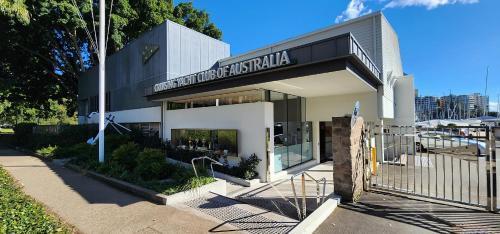 Beautiful harbour views, stylish apartment & pool