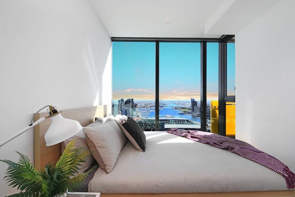Stylish CBD Apartment With Stunning Harbour Views - Tap to explore photos